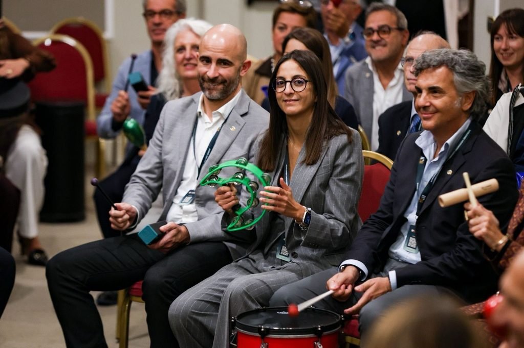 Partecipanti durante un’esperienza musicale di gruppo facilitata da Stefano Baroni